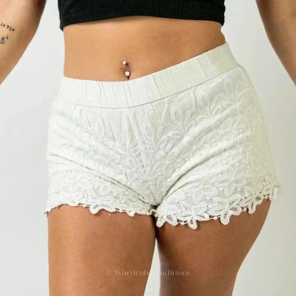 Zara Trafaluc Crochet Lace Pull On Cream White Cheeky Shorts - Picture 2 of 9